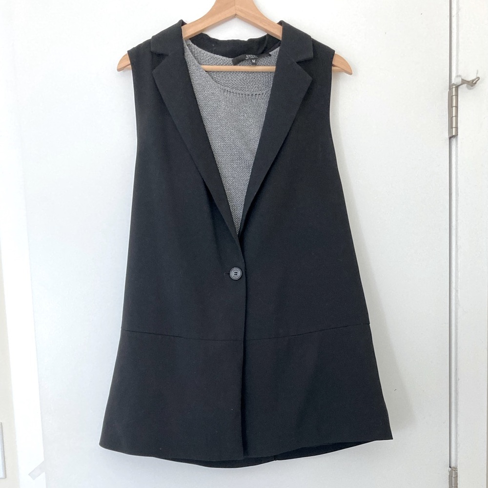 GUESS? Sleeveless blazer and sweater set